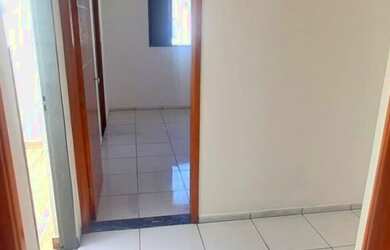 Imagem: A casa possui 3 Dormitórios, 2 Banheiros, 1 Vaga na garagem