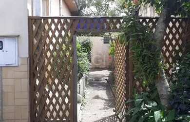 Imagem: A casa possui 3 Dormitórios, 2 Banheiros, 1 Vaga na garagem