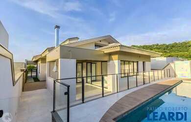 Imagem: A casa em condomínio à venda possui 3 Dormitórios, 4 Banheiros