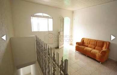 Imagem: A casa possui 4 Dormitórios, 3 Banheiros, 1 Vaga na garagem