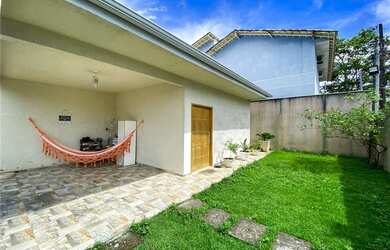 Imagem: A casa possui 3 Dormitórios, 2 Banheiros, 2 Vagas na garagem