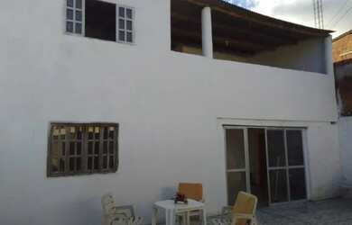 Imagem: A casa possui 3 Dormitórios, 3 Banheiros, 3 Vagas na garagem