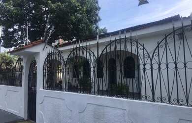 Imagem: A casa possui 5 Dormitórios, 5 Banheiros, 4 Vagas na garagem