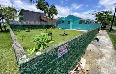 Imagem: A casa possui 2 Dormitórios, 2 Banheiros, 2 Vagas na garagem