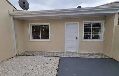 Imagem: A casa possui 2 Dormitórios, 2 Banheiros, 2 Vagas na garagem