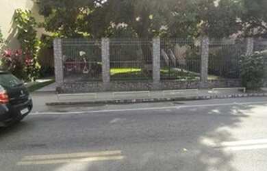 Imagem: A casa possui 3 Dormitórios, 2 Banheiros, 5 Vagas na garagem