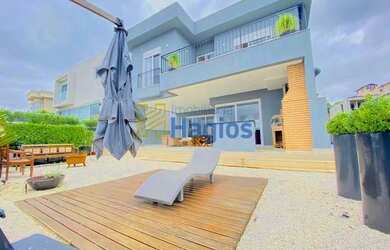 Imagem: A casa em condomínio possui 4 Dormitórios, 5 Banheiros, 4