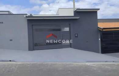 Imagem: A casa possui 3 Dormitórios, 2 Banheiros, 2 Vagas na garagem