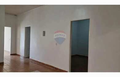 Imagem: A casa possui 2 Dormitórios, 1 Banheiro, 1 Vaga na garagem