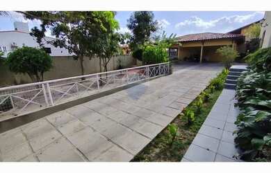 Imagem: A casa possui 5 Dormitórios, 4 Banheiros, 5 Vagas na garagem