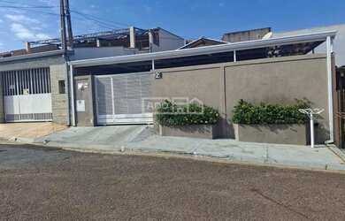 Imagem: A casa possui 2 Dormitórios, 2 Banheiros, 3 Vagas na garagem