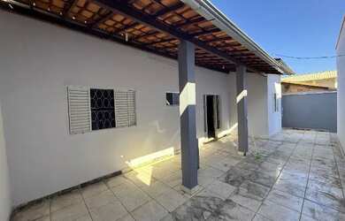 Imagem: A casa possui 3 Dormitórios, 1 Banheiro, 3 Vagas na garagem