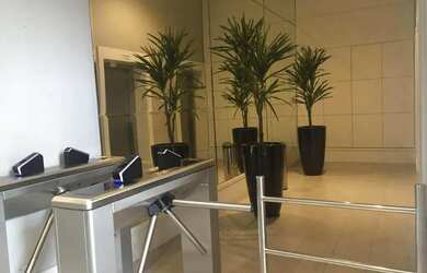 Imagem: O depósito possui 5 Vagas na garagem, 400m² de Área e está