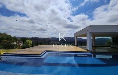 Imagem: A casa possui 4 Dormitórios, 5 Banheiros, 5 Vagas na garagem