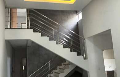 Imagem: A casa possui 3 Dormitórios, 2 Banheiros, 4 Vagas na garagem