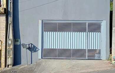 Imagem: A casa possui 2 Dormitórios, 1 Banheiro, 2 Vagas na garagem