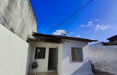 Imagem: A casa possui 3 Dormitórios, 2 Banheiros e 1 Vaga na garagem