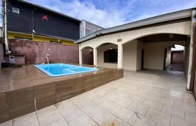 Imagem: A casa possui 3 Dormitórios, 2 Banheiros e está localizado