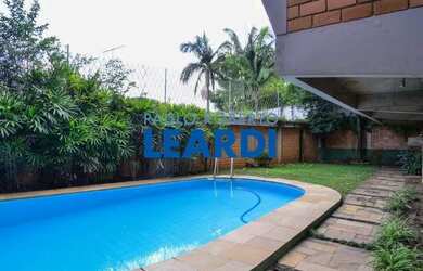 Imagem: A casa possui 5 Dormitórios, 5 Banheiros, 4 Vagas na garagem