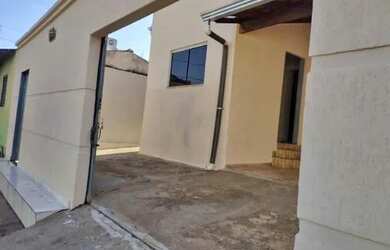 Imagem: A casa possui 3 Dormitórios, 1 Banheiro, 1 Vaga na garagem