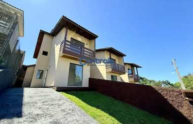 Imagem: A casa possui 3 Dormitórios, 2 Banheiros, 2 Vagas na garagem