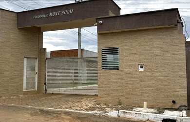 Imagem: A casa em condomínio possui 3 Dormitórios, 2 Banheiros, 5