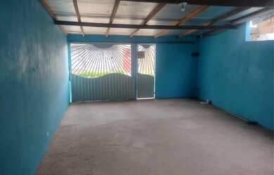 Imagem: A casa possui 2 Dormitórios, 1 Banheiro, 2 Vagas na garagem