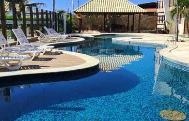 Imagem: A casa possui 4 Dormitórios, Acomodam 10 pessoas, 3 Vagas na