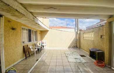 Imagem: A casa possui 3 Dormitórios, 2 Banheiros, 5 Vagas na garagem