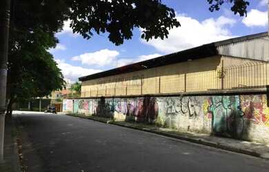 Imagem: O depósito possui 5 Vagas na garagem, 1.800m² de Área e