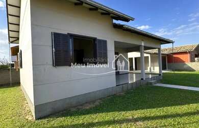 Imagem: A casa possui 2 Dormitórios, 1 Banheiro, 2 Vagas na garagem