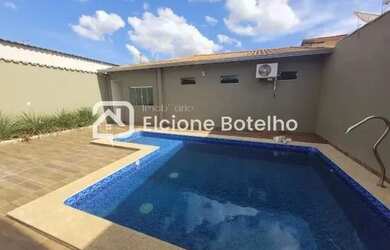 Imagem: A casa possui 2 Dormitórios, 1 Banheiro, 2 Vagas na garagem