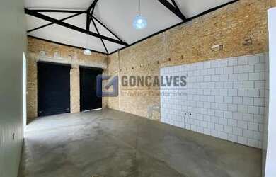 Imagem: O depósito possui 2 Vagas na garagem, 210m² de Área e está