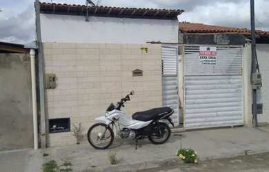 Imagem: A casa possui 1 Dormitório, 1 Banheiro, 1 Vaga na garagem