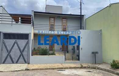 Imagem: A casa possui 3 Dormitórios, 3 Banheiros, 3 Vagas na garagem