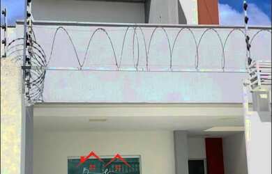 Imagem: A casa possui 3 Dormitórios, 3 Banheiros, 2 Vagas na garagem