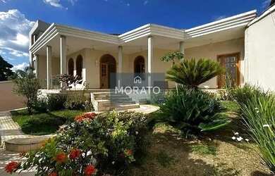 Imagem: A casa possui 4 Dormitórios, 4 Banheiros, 5 Vagas na garagem