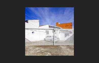 Imagem: A casa possui 2 Dormitórios, 1 Banheiro, 2 Vagas na garagem