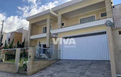 Imagem: A casa possui 3 Dormitórios, 4 Banheiros, 2 Vagas na garagem