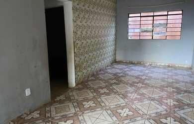 Imagem: A casa possui 3 Dormitórios, 1 Banheiro, 2 Vagas na garagem