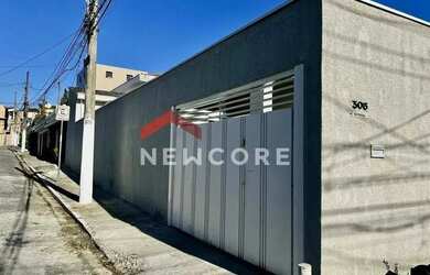 Imagem: A casa possui 3 Dormitórios, 2 Banheiros, 2 Vagas na garagem