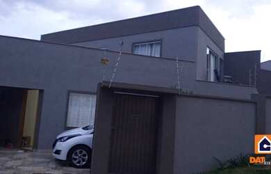 Imagem: A casa possui 3 Dormitórios, 1 Banheiro, 2 Vagas na garagem