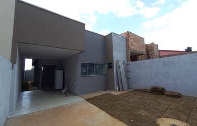 Imagem: A casa possui 3 Dormitórios, 2 Banheiros, 2 Vagas na garagem