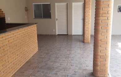 Imagem: A casa possui 3 Dormitórios, 2 Banheiros, 2 Vagas na garagem