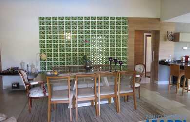 Imagem: A casa em condomínio possui 4 Dormitórios, 5 Banheiros, 5