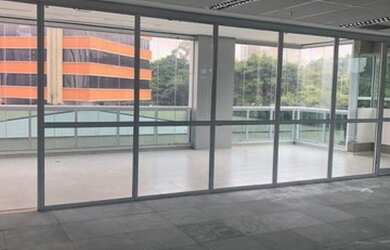 Imagem: O depósito possui 5 Vagas na garagem e 568m² de Área e está