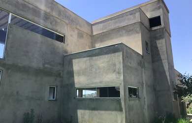 Imagem: A casa possui 4 Dormitórios, 5 Banheiros, 4 Vagas na garagem