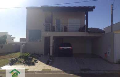 Imagem: A casa possui 4 Dormitórios, 5 Banheiros, 4 Vagas na garagem