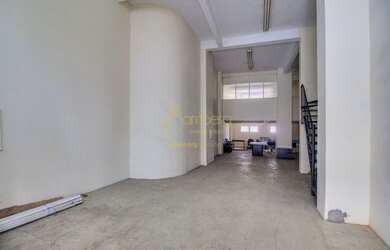 Imagem: O depósito possui 5 Vagas na garagem, 444m² de Área e está