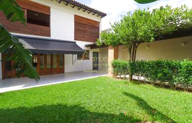 Imagem: A casa possui 3 Dormitórios, 4 Banheiros, 3 Vagas na garagem